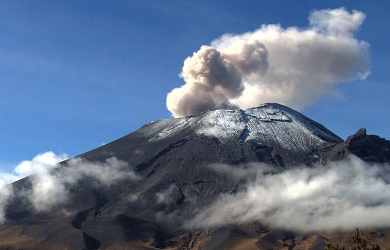 TheBunkerNoticias | Popocatépetl lanza fumarolas y fragmentos incandescentes