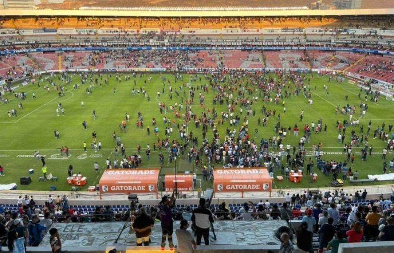 TheBunkerNoticias | Vergüenza nacional: choque entre barras del Atlas y Querétaro en uno de los peores capítulos de la Liga MX