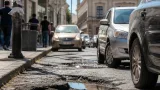 Baches en la calle Lerdo del centro exponen riesgo y falta de atención municipal