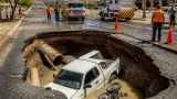 Hermosillo: socavón en Quintero Arce deja camioneta hundida y obligará revisiones en bulevares