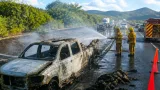 Incendio consumió camioneta en la carretera 200; brigadas de Xalisco atendieron el siniestro