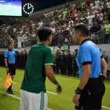 Jugador mostró un celular al árbitro y provocó 23 minutos de controversia en la Primera Nacional