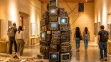 Instalación sonora convierte residuos electrónicos en crítica al consumo y al desperdicio