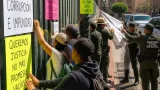 Manifestación con cartulinas marca acto de la familia Gallardo en San Luis Potosí