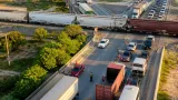Piedras Negras: detención de tren en la carretera 57 interrumpe acceso y causa filas