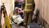 Rescatan en Tecomán a mujer mayor atrapada entre dos bardas tras pasar la noche