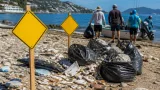 Residuos de embarcaciones afectan playas; alerta por fragmentos en Manzanillo y Honda