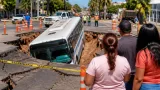 Socavón en Los Mochis deja a camión urbano atrapado; vecinos piden revisión integral
