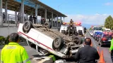 Taxi vuelca sobre Avenida Central en Nezahualcóyotl; conductor presenta golpes leves