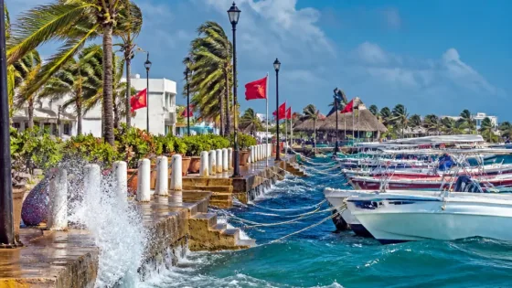 Cozumel: jornada cálida con cielo medio nublado y viento del Este que podría ser fuerte