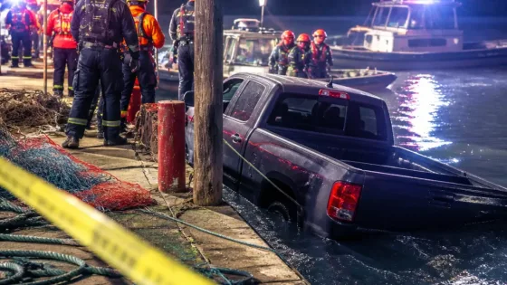 Cuatro marinos mueren al caer su camioneta en el muelle La Draga, Soto la Marina