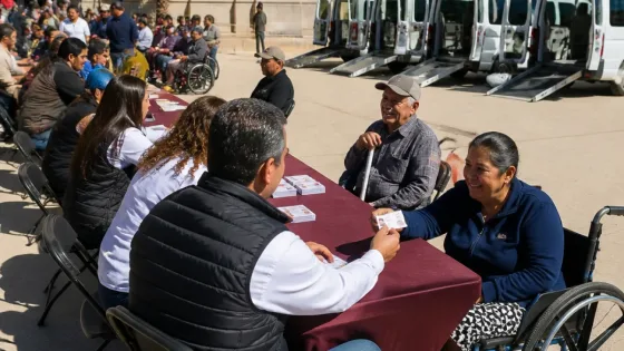 Entregan 10,000 pesos a más de 400 personas con discapacidad en La Laguna