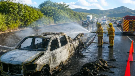 Incendio consumió camioneta en la carretera 200; brigadas de Xalisco atendieron el siniestro