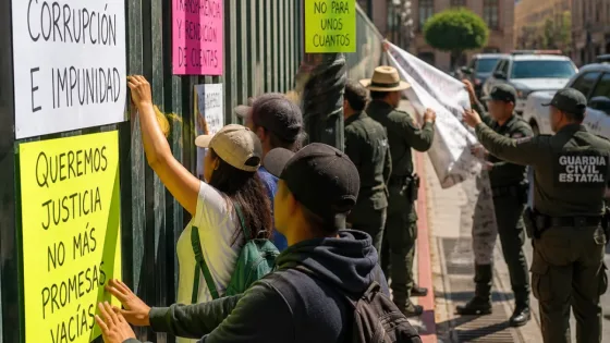 Manifestación con cartulinas marca acto de la familia Gallardo en San Luis Potosí