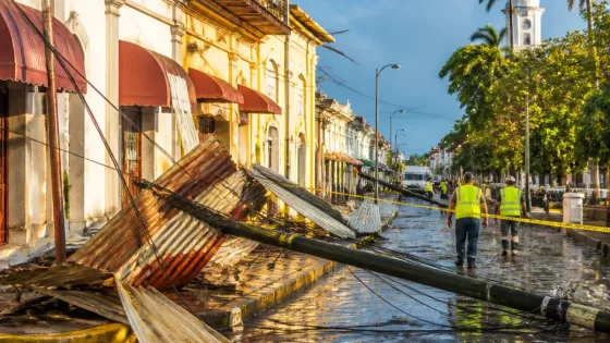 Rachas de viento dañan comercios y dejan cortes de energía en Cárdenas