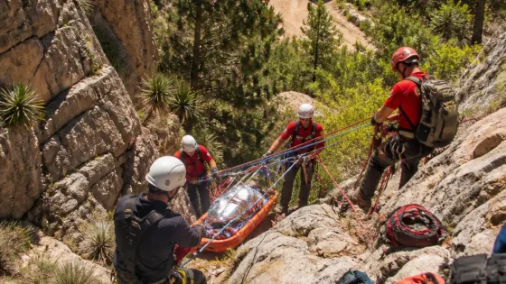 Rescatan a adulto mayor tras caída en la Sierra de Guadalupe; autoridades localizan al lesionado