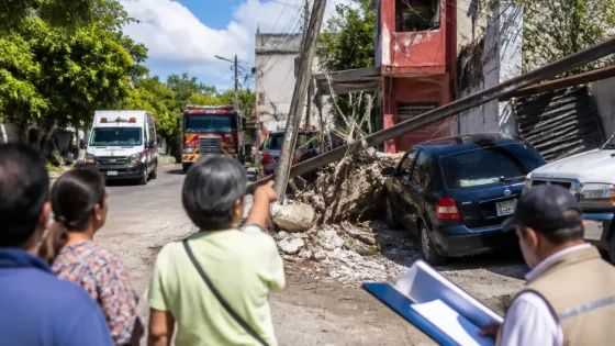 Vecinos de Poza Rica exigen retiro de bloqueo en andador de Poza de Cuero ante riesgo para emergencias