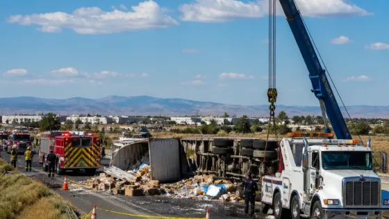 Volcadura de tractocamión interrumpe la carretera Chihuahua–Delicias y afecta la movilidad