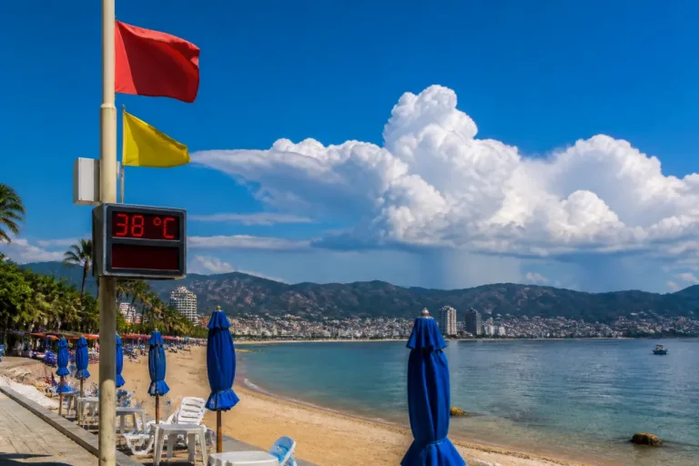 Baja presión frente a Guerrero: calor extremo, alto UV y lluvias por la tarde