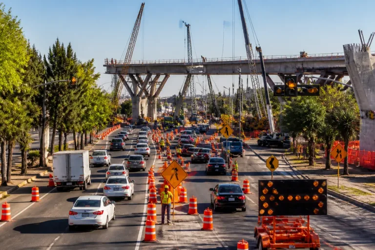 Arranca estrategia vial por obras del tren en Bernardo Quintana; habrá contraflujos