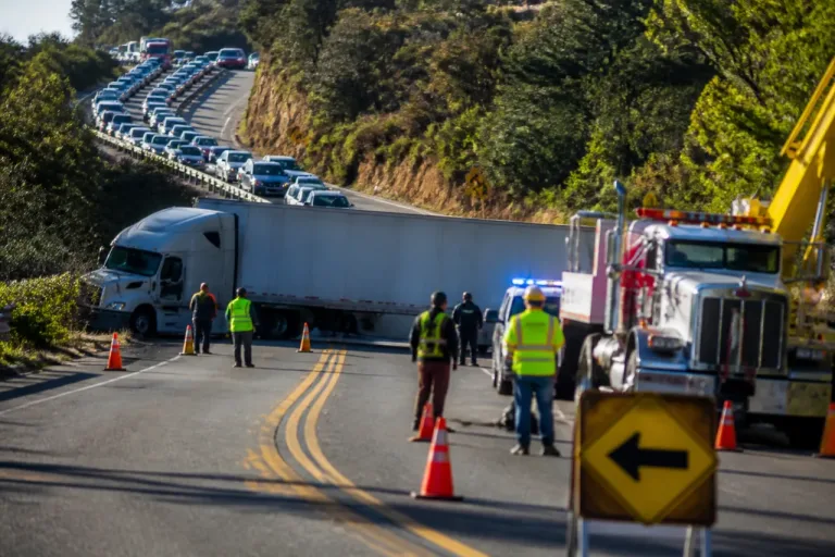 Accidente de tractocamión provoca cierre total en la carretera Morelia–Pátzcuaro