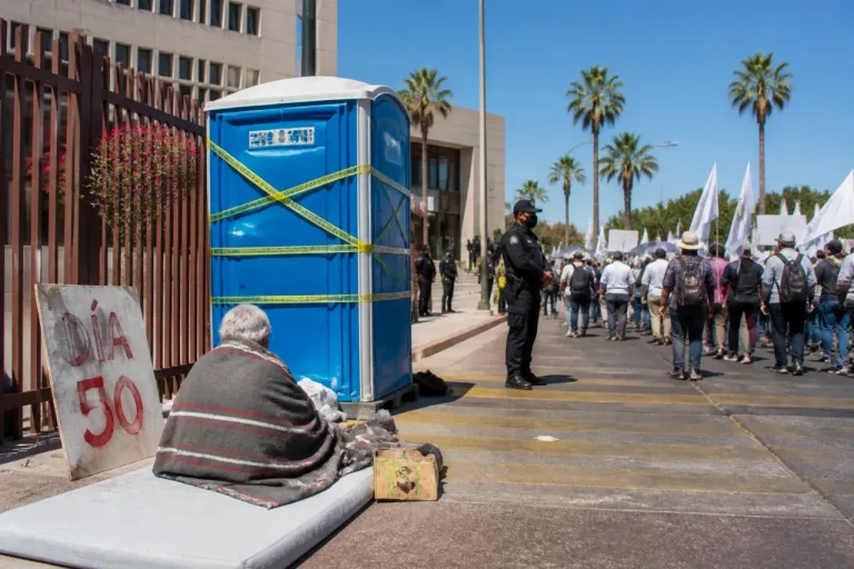 Activista llega a 50 días en huelga de hambre frente al Congreso y ciudadanos se movilizan