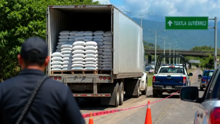 Aseguran 22 toneladas de azúcar cerca de Tuxtla Gutiérrez; autoridades investigan posible contrabando