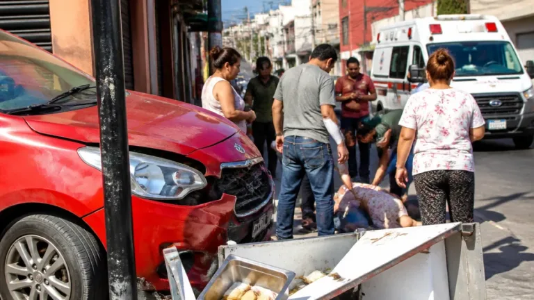 Atropellan a vendedora de tamales en Ecatepec; conductor huye del lugar