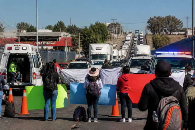 Bloqueo en la México‑Puebla por conflicto en escuela de Ixtapaluca altera la movilidad hacia Puebla