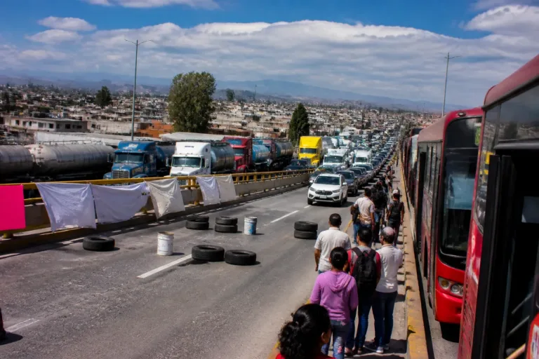 Bloqueo en Periférico por falta de agua afecta a vecinos de Nezahualcóyotl