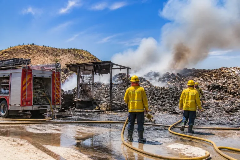 Bomberos de San José del Cabo controlan incendio en basurero de Santiago
