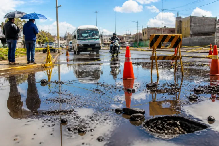 Calles recién pavimentadas ceden con la lluvia en Chimalhuacán; piden revisión