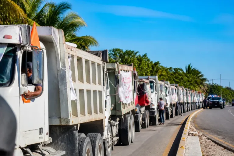 Caravana de volqueteros rumbo a Tulum exige que Sedena deje transporte local