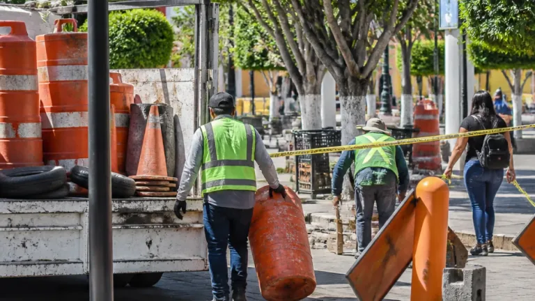 Chilpancingo: Ayuntamiento inicia retiro de objetos que apartan lugares en la vía pública