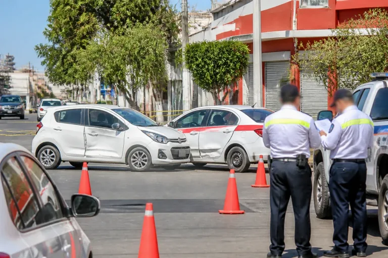 Choque en el Centro de Ciudad del Carmen deja bloqueo vial y daños materiales