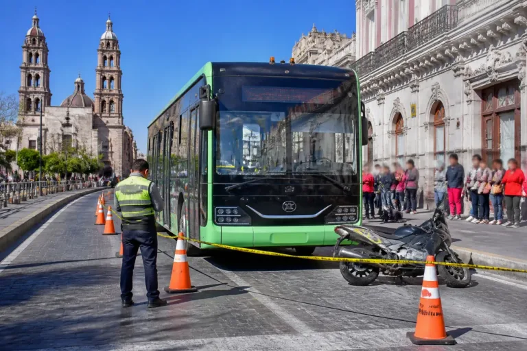 Choque entre motociclista y Tuzobús interrumpe la circulación en el centro de Pachuca