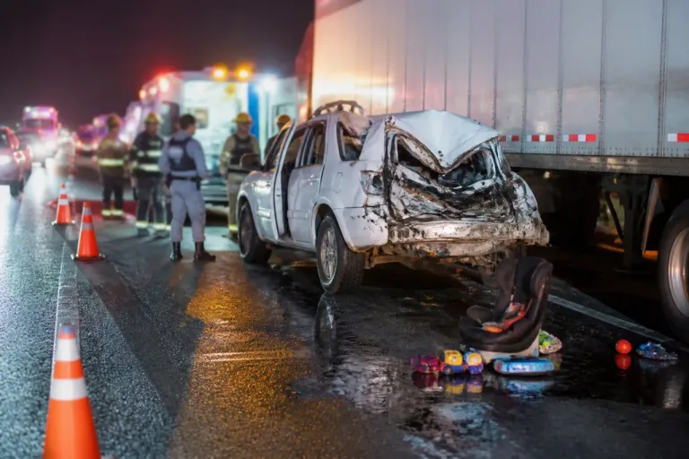 Choque por alcance deja heridos en la autopista de Tecomán; familia resultó lesionada