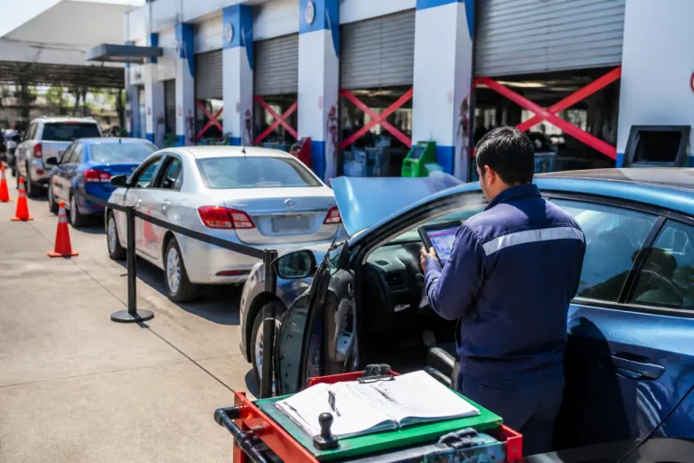 Cierran líneas y exigen nueva tecnología a verificentros del Estado de México