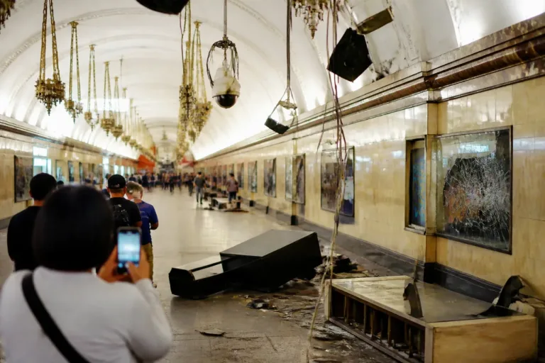 Colectivos trans vandalizan estaciones Hidalgo y Bellas Artes tras cancelación de reunión con gobierno