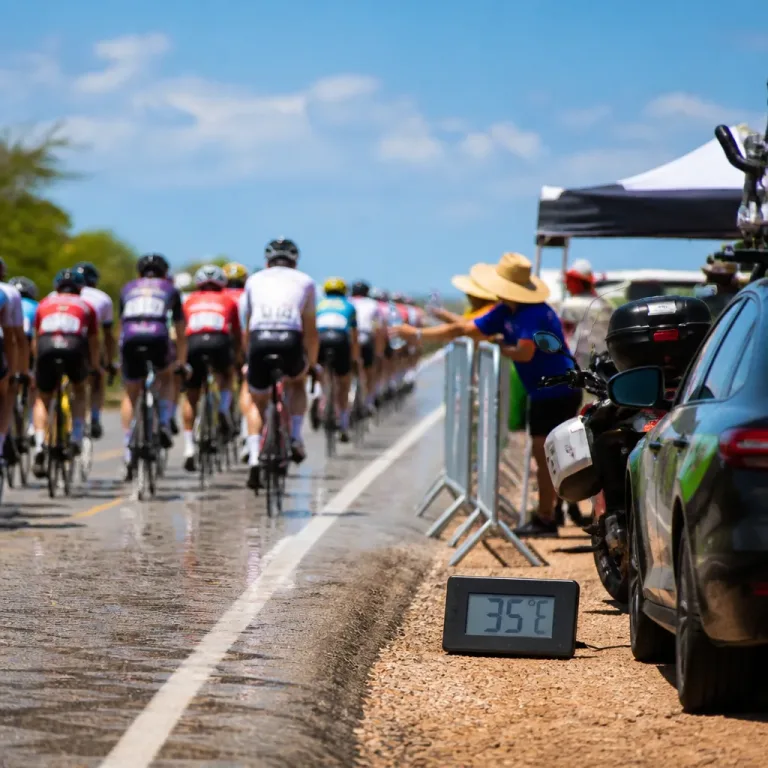 Isaac del Toro se afirma tercero del Tour pese al recorte por ola de calor