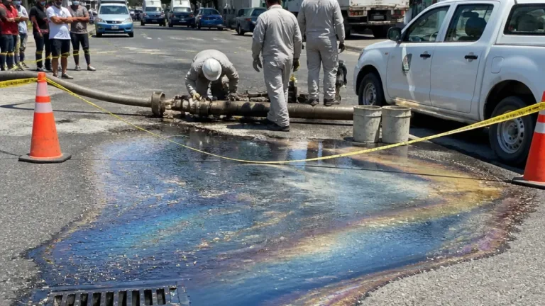 Derrame de hidrocarburo en Poza Rica moviliza a Pemex y protección civil