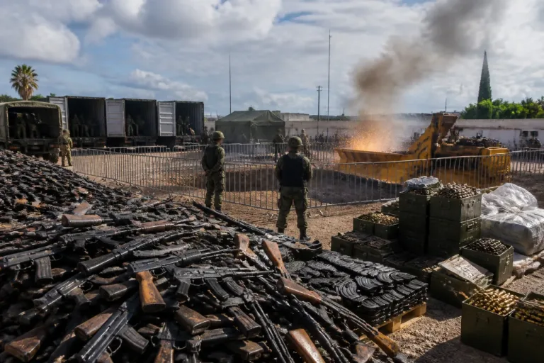 Destruyen arsenal asegurado; refuerzan en Ciudad Juárez estrategia contra el crimen