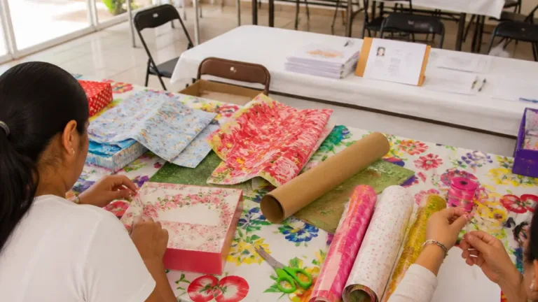 DIF Cuautla abre taller de bolsas y cajas de regalo para impulsar habilidades locales