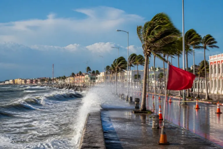 Dos ondas tropicales y canales de baja presión traen lluvia fuerte y rachas de viento a Campeche