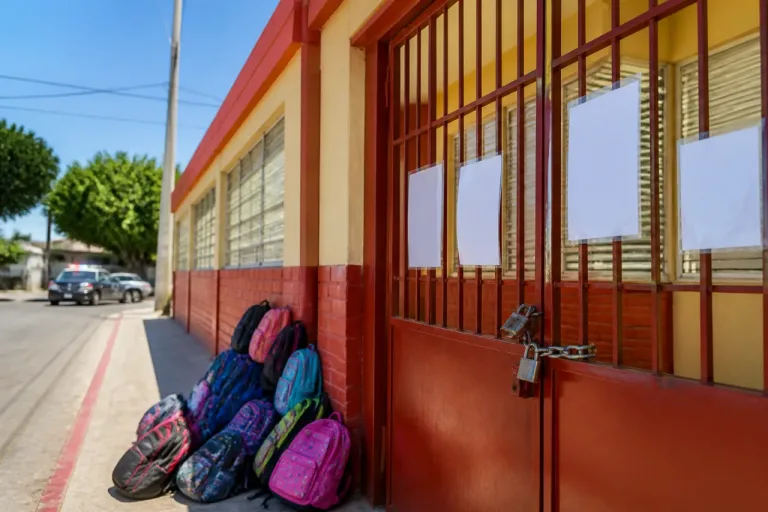 La narcoguerra deja a la educación de Sinaloa en riesgo: cierres, recortes y falta de blindaje estatal