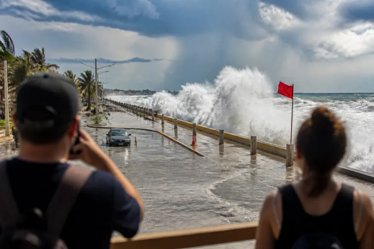 Ondas tropicales y vaguadas elevan riesgo de lluvias intensas y oleaje peligroso este fin de semana