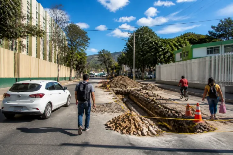 En Chilpancingo, hoyo abierto por reparación de tubería pone en riesgo a peatones y oficinas públicas