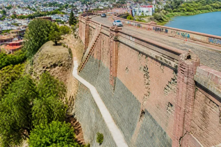 En Guanajuato, la cortina de la presa La Esperanza muestra avance de deterioro y riesgo patrimonial