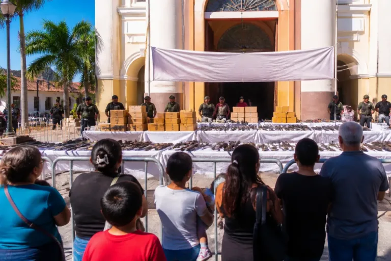 En La Paz y el país, llama Sheinbaum a entregar armas para fortalecer la paz