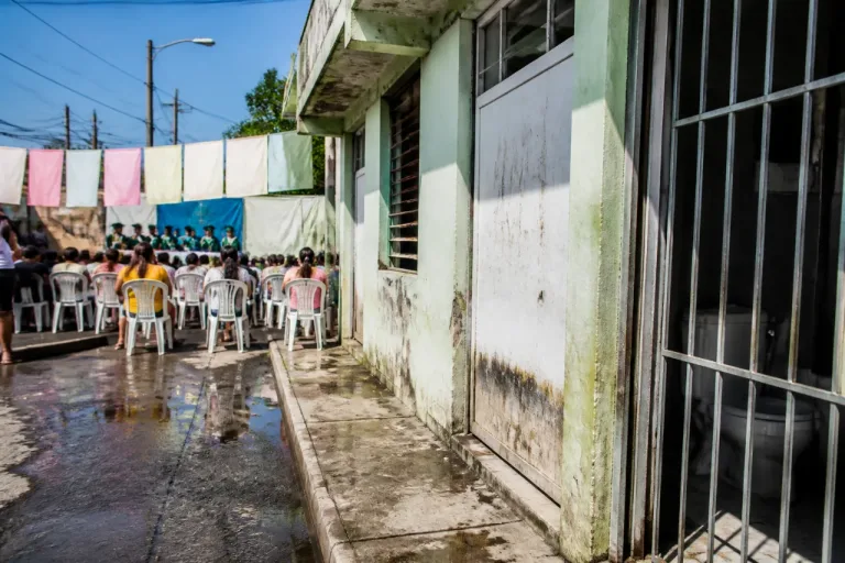 En Poza Rica egresados celebran su graduación en la calle por falta de rehabilitación escolar